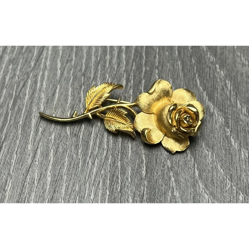 Vintage TRIFARI Gold Tone‎ Rose Flower Stem Brooch Pin Brushed Finish Floral